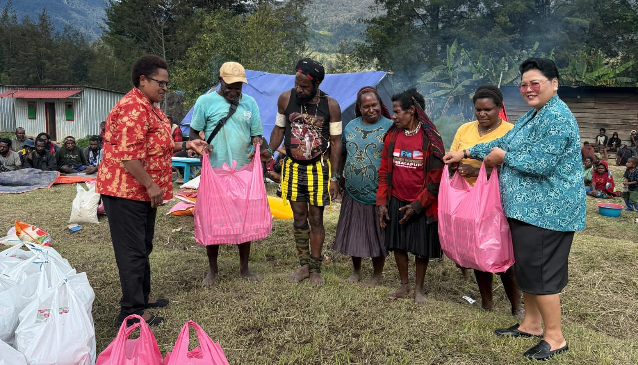 Sentuhan Kasih PKK Puncak Untuk Pengungsi di Gome dan Ilaga Lewat Bantuan Makanan